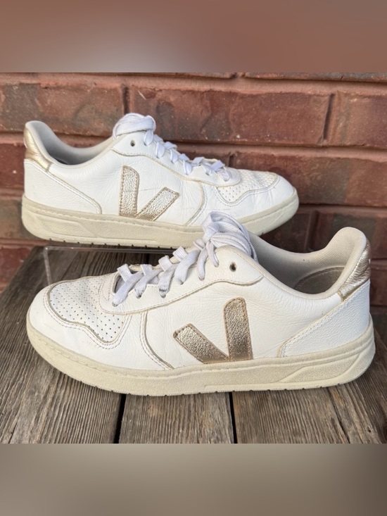 Veja Shoes - Veja V-10 Chromefree Leather
Sneakers Women's Size 8 EU39 Shoes
White Gold $180